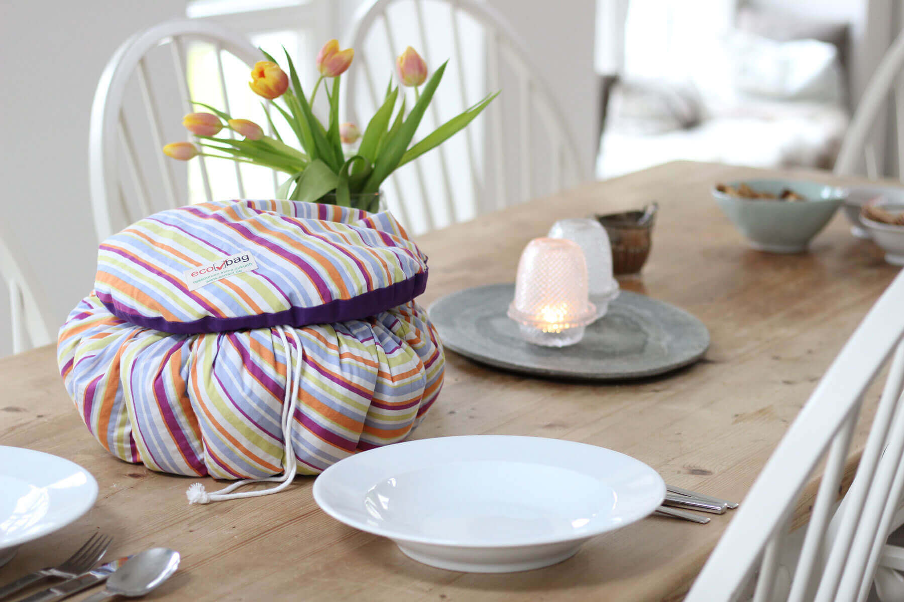 Wonderbag bzw. Ecobag auf dem gedeckten Tisch