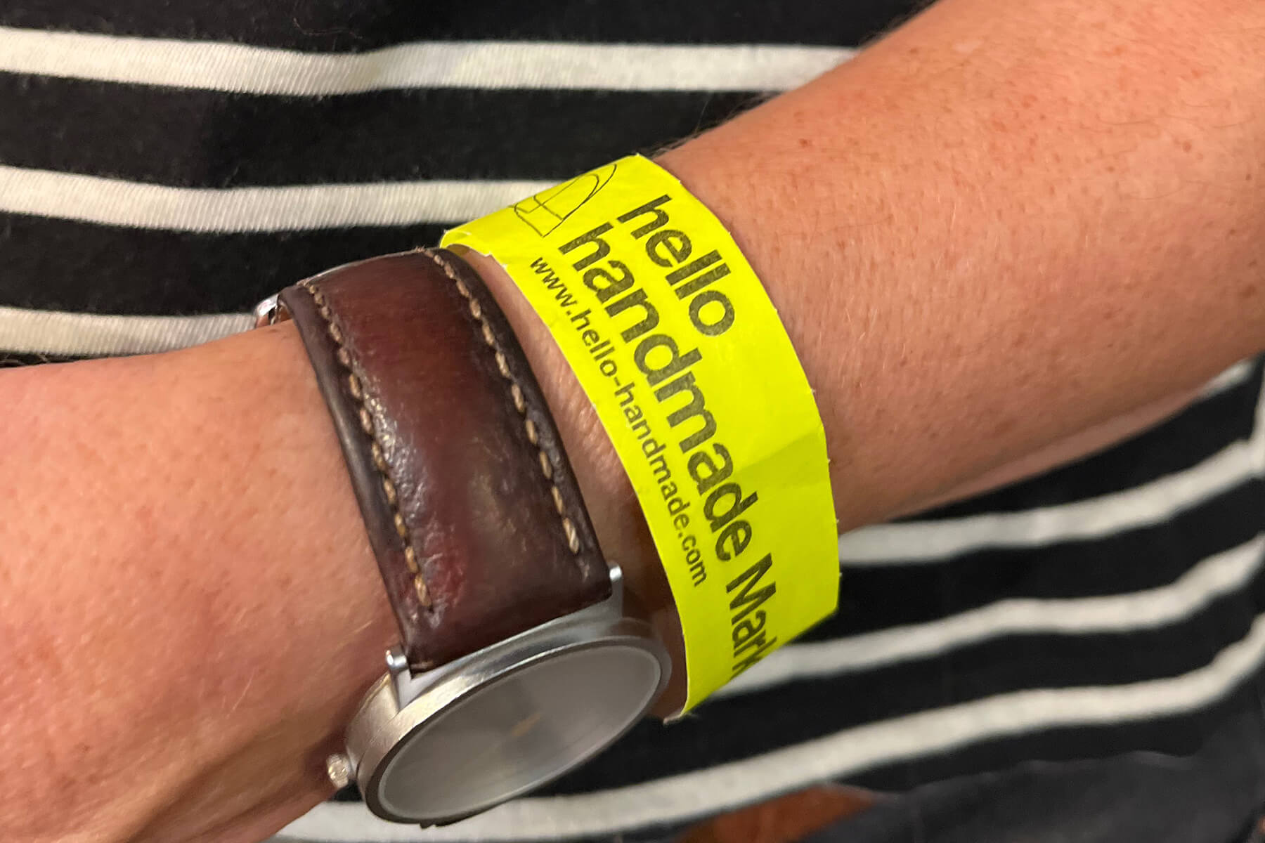 hello handmade-Eintrittsarmband am Arm