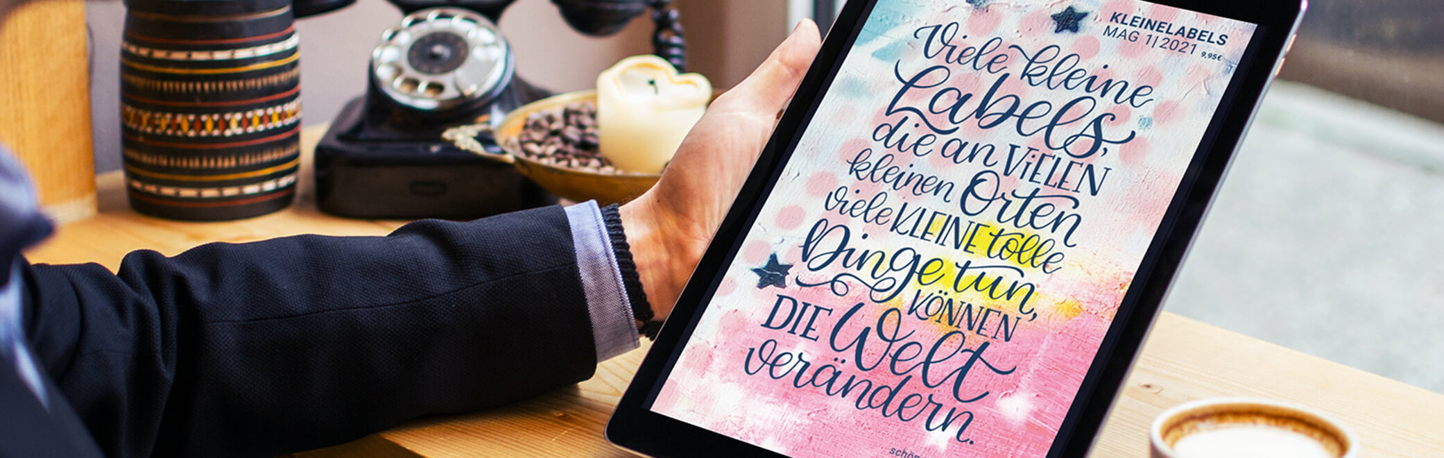 Mann liest das KLEINELABELS MAG auf einem iPad